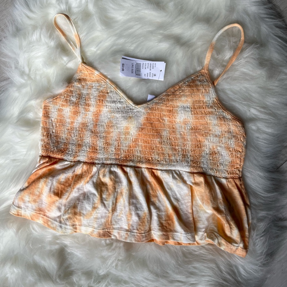Super flattering crop top! Material has synched waist so fits from M-L + cute😍